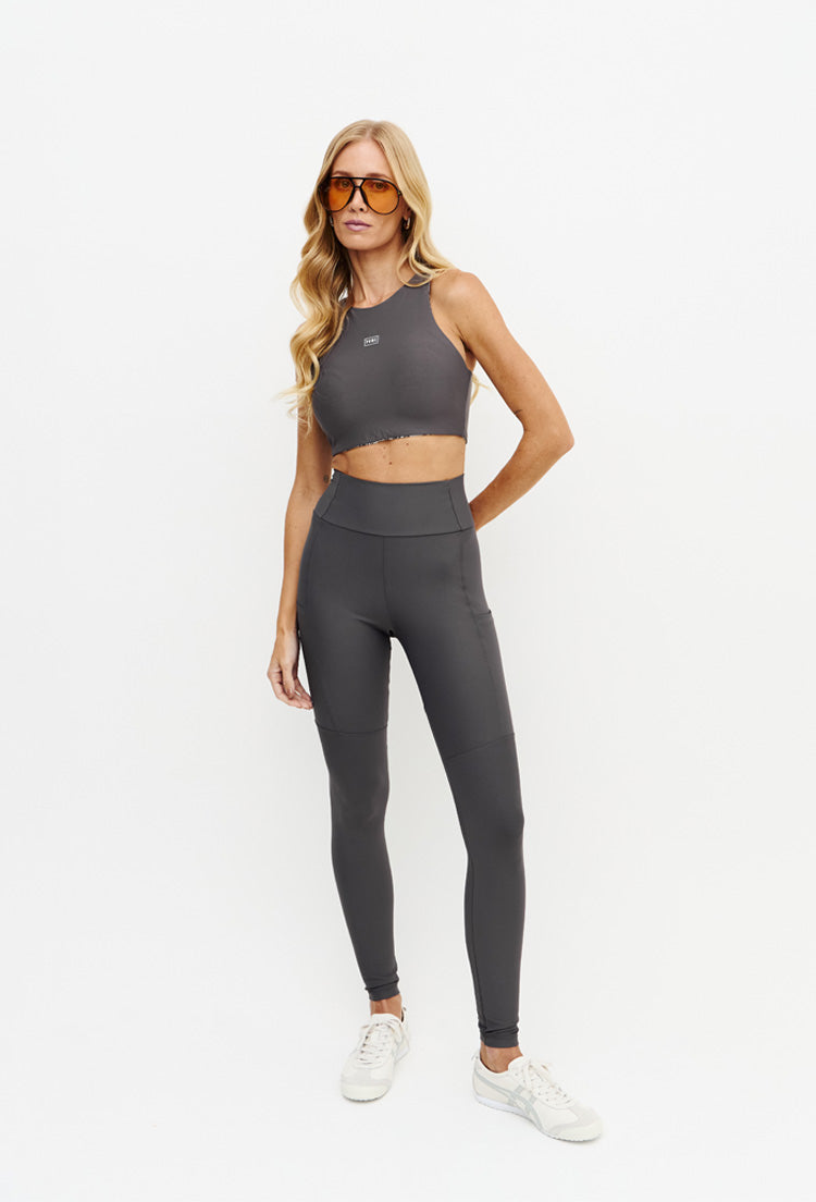 Legging com recorte e bolso lateral lisa chumbo instinto