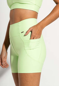 Bermuda lisa verde matcha com bolsos Aura
