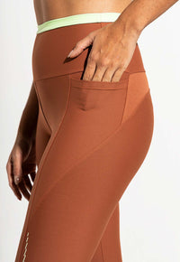 Legging bicolor com bolsos capuccino e verde matcha Aura